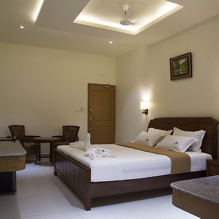 The Grand White Palace 호텔 마일라두투라이 외부 사진
