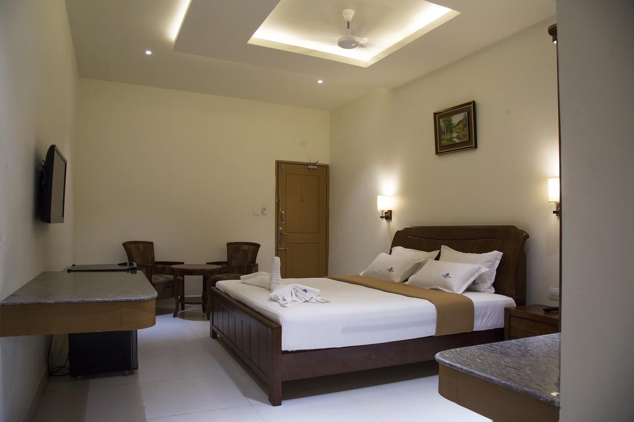 The Grand White Palace 호텔 마일라두투라이 외부 사진