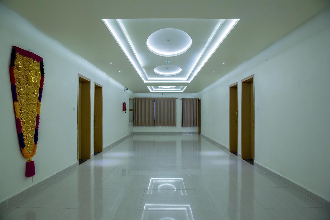 The Grand White Palace 호텔 마일라두투라이 외부 사진