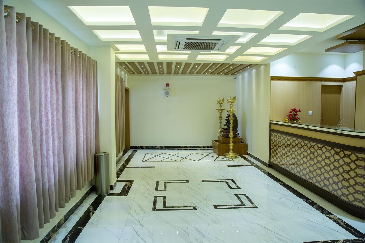 The Grand White Palace 호텔 마일라두투라이 외부 사진