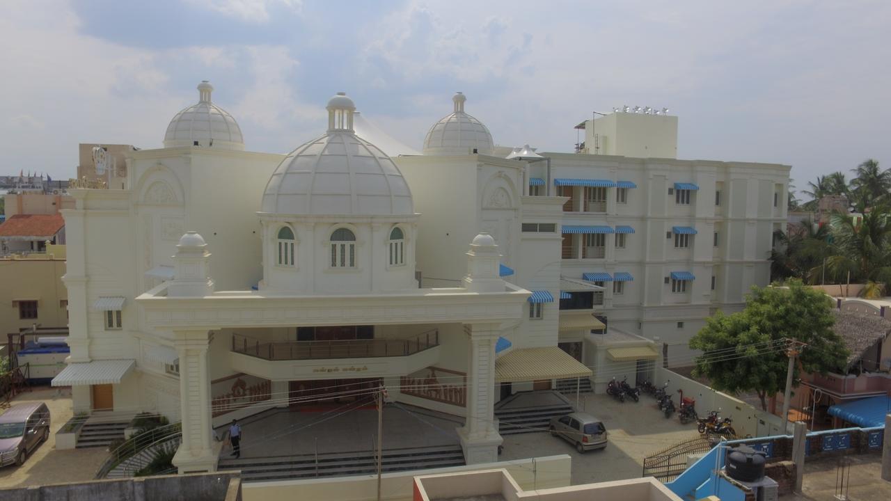 The Grand White Palace 호텔 마일라두투라이 외부 사진