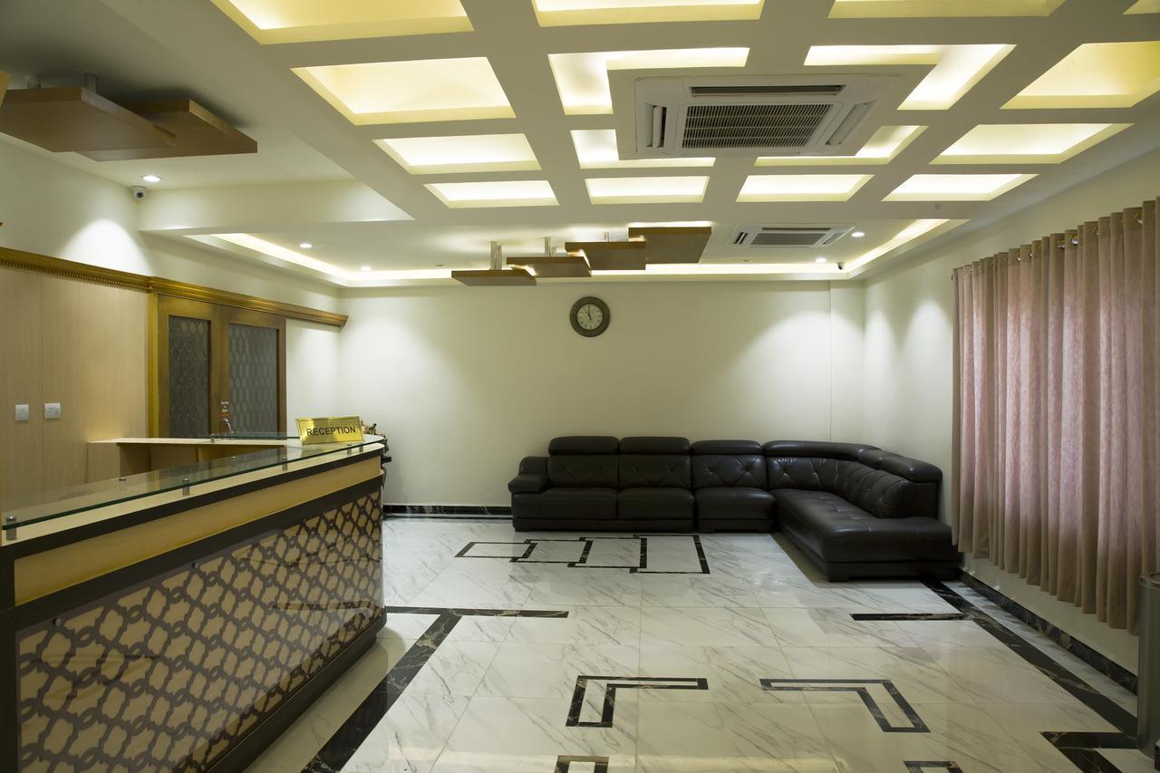 The Grand White Palace 호텔 마일라두투라이 외부 사진
